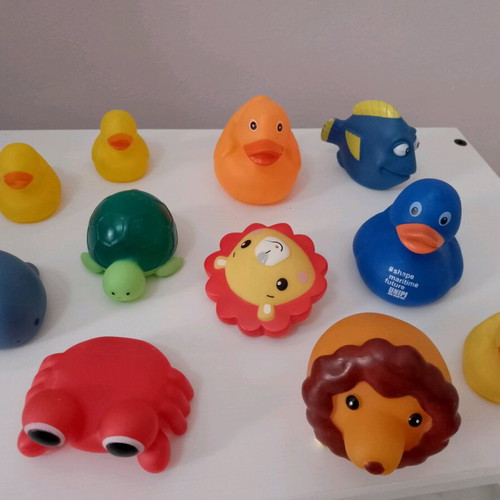 Bath toys and toy box used, set of 11 pieces