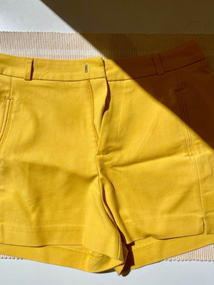 Yellow fabric shorts Stradivarius like new, high-waisted, size S