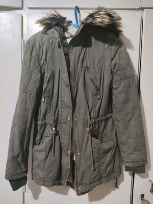 Tally Weijl women's olive parka used with fur lining and hood