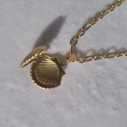 Coquette gold stainless steel necklace like new with shell pendant