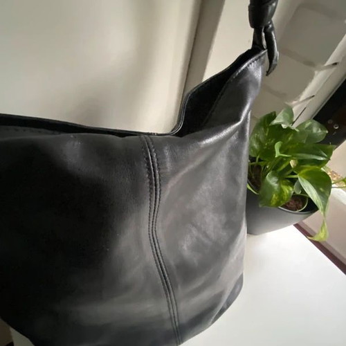 Kem women's leather shoulder bag like new, black