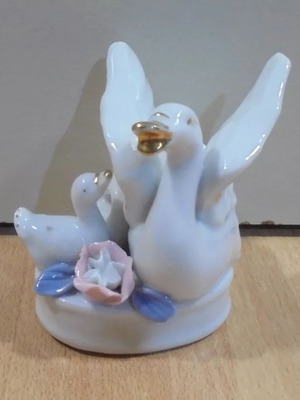 Duck with two small ducklings old small porcelain decorative statue like new