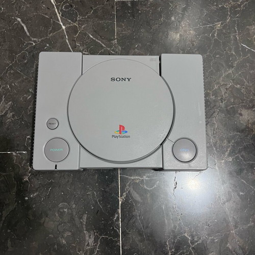 PlayStation 1 like new with 5 games and Sony controller