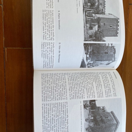 Book Castelli, torri ed opere fortificate di Puglia with hardcover and case