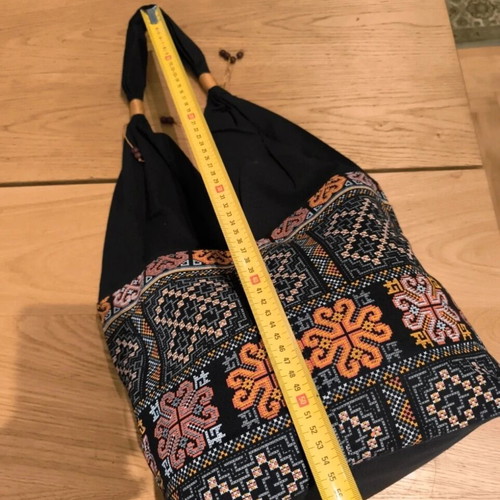 Embroidered shoulder bag like new, black multicolor