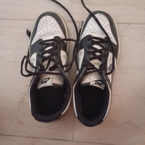 Nike athletic shoes size 39, black and white