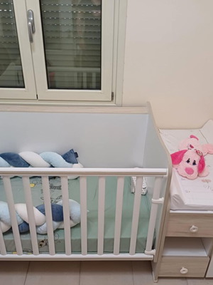 Baby crib like new with integrated changing table and storage space
