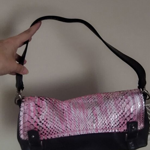 Women's baguette shoulder bag with pink snake skin effect