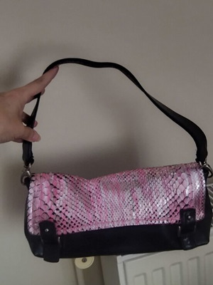Women's baguette shoulder bag with pink snake skin effect