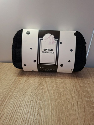 Νεσεσέρ μαύρο Radiant με body milk 100 ml, mascara και αντηλιακή SPF 50 με χρώμα καινούργιο