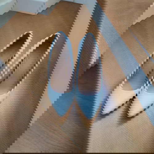 Γόβες λευκές 36 με χοντρό μεταλλικό τακούνι σε χρυσή απόχρωση αφόρετες