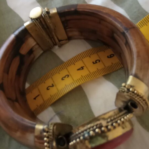 Bracelet new, impressive design with 6 cm diameter