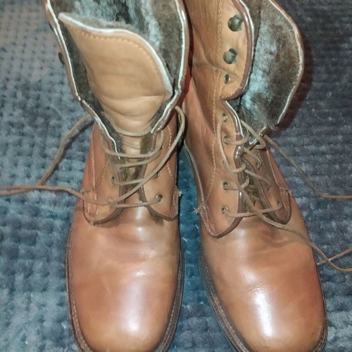Leather brown boots like new with fur lining