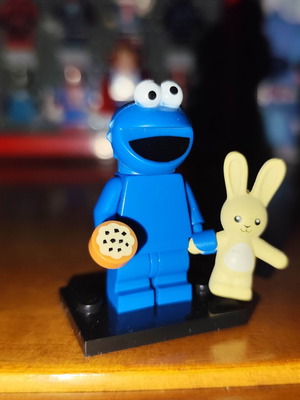 Φιγούρα Cookie Monster σαν καινούργιο με βάση, μπισκότο και λούτρινο λαγουδάκι