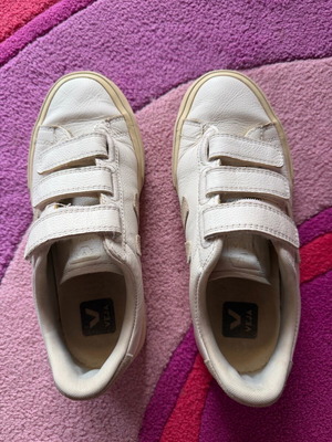 Veja athletic shoes used with scratches, size 36