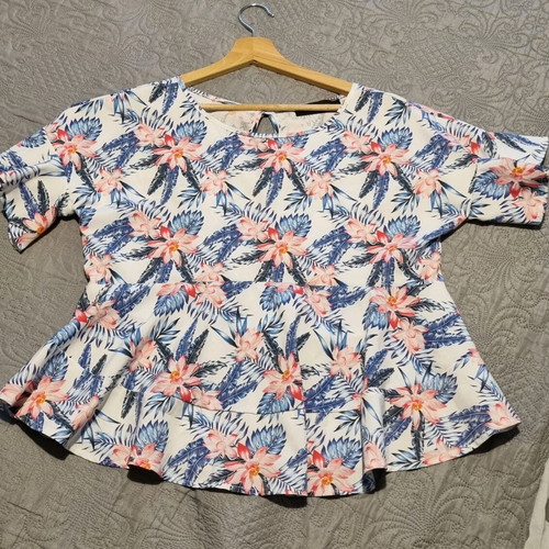 Floral top like new, cool fabric, volants on sleeves and hem, Doretta S