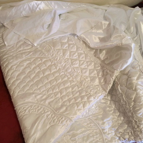 Quilt set with 2 pillowcases like new, unused