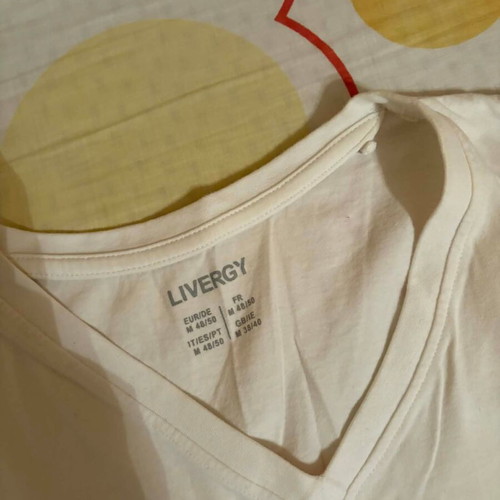 Men's short-sleeve white t-shirt like new, size M with yellow mark