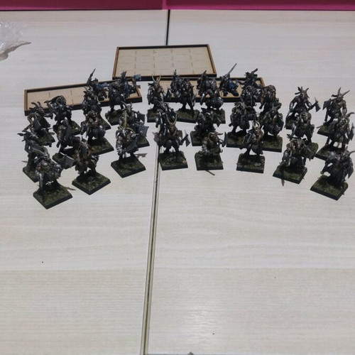 Warhammer Age of Sigmar 35 figures like new, collectible
