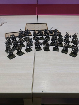 Warhammer Age of Sigmar 35 figures like new, collectible