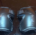 Knee pads size small like new