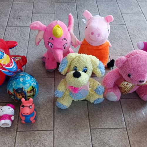 Lot of 3 assorted plush toys and small toys