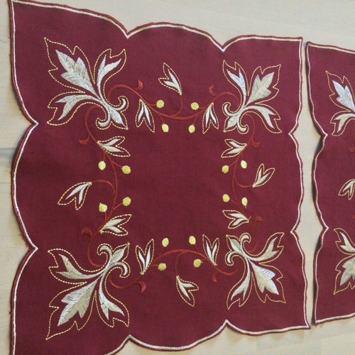Set of 4 Christmas tablecloths and table runner semeni new