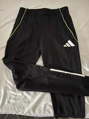 Φόρμα Adidas καινούργια, νούμερο Μ, μαύρη slim fit