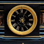  Ρολόι επιτραπέζιο μαρμάρινο με ανάγλυφες χάλκινες παραστάσεις, περίπου 130 ετών.
