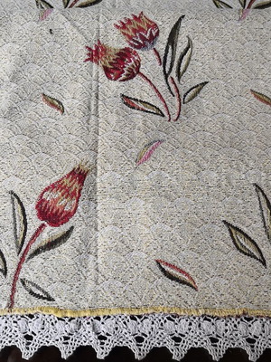 Double-sided tablecloth with integrated gold thread and handmade crochet lace