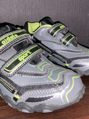 Παιδικά αθλητικά παπούτσια Aidele νέα, μέγεθος 30, αθλητικά