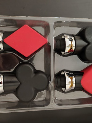Set of 4 bottle stoppers with playing card symbols, new