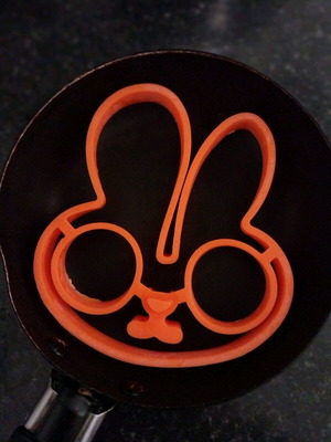 Silicone bunny for fried eggs like new