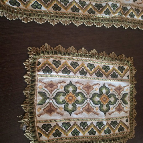 Handmade embroidered table linen like new with 3 napkins