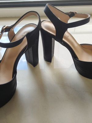 Anesia Iridescent Platform Sandals like new, size 36, black