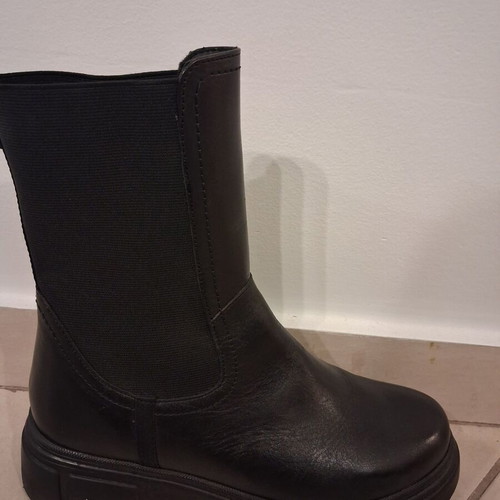 Lasocki boots size 37 like new, black leather