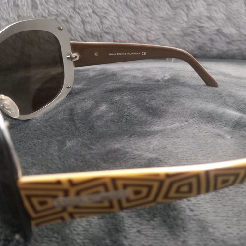 Anna Konsta sunglasses used, brown