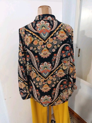 Shirt 1990 like new, black multicolor, sizes L and XL