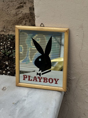 Playboy vintage καθρεφτάκι τοίχου με ξύλινη κορνίζα, σημάδια παλαιότητας και φθοράς