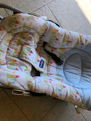 Бебешки шезлонг Chicco употребяван с играчки бар