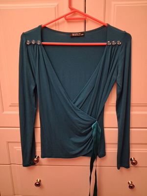 Blouse wrap style green like new, sizes S and M