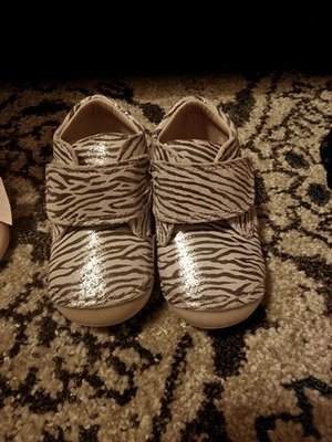 Baby shoes like new, pack of 8 pieces