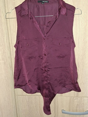 Burgundy satin sleeveless shirt with buttons and pockets