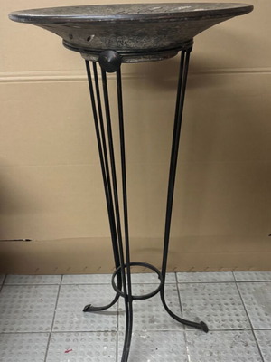 Vintage ανθοστήλη με μεταλλική βάση και κεραμικό διακοσμητικό πιάτο σαν καινούργιο