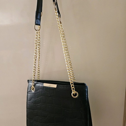 Black shoulder bag used 3 times, spacious for all occasions