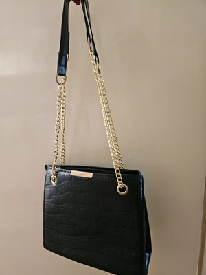 Black shoulder bag used 3 times, spacious for all occasions