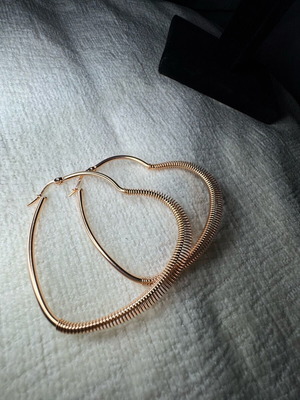 Heart-shaped earrings gold color new