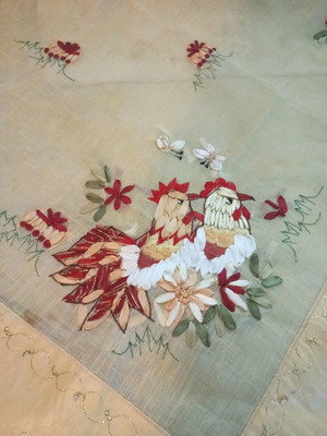 Machine embroidered tablecloth like new with gold thread, 86 cm square