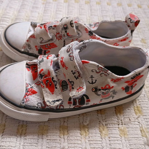 All Star Converse kids shoes used, size 24, pirate design