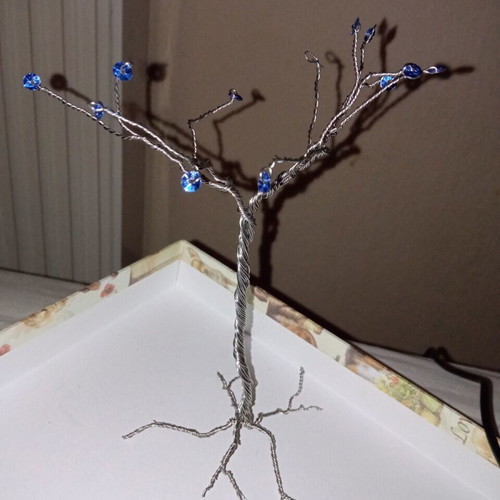 Wire trees with blue beads new, set of two